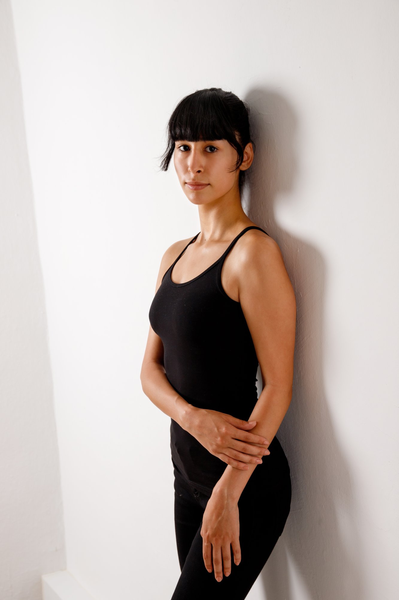 Portraitfotografie Hannover – Frauenportrait an der Wand