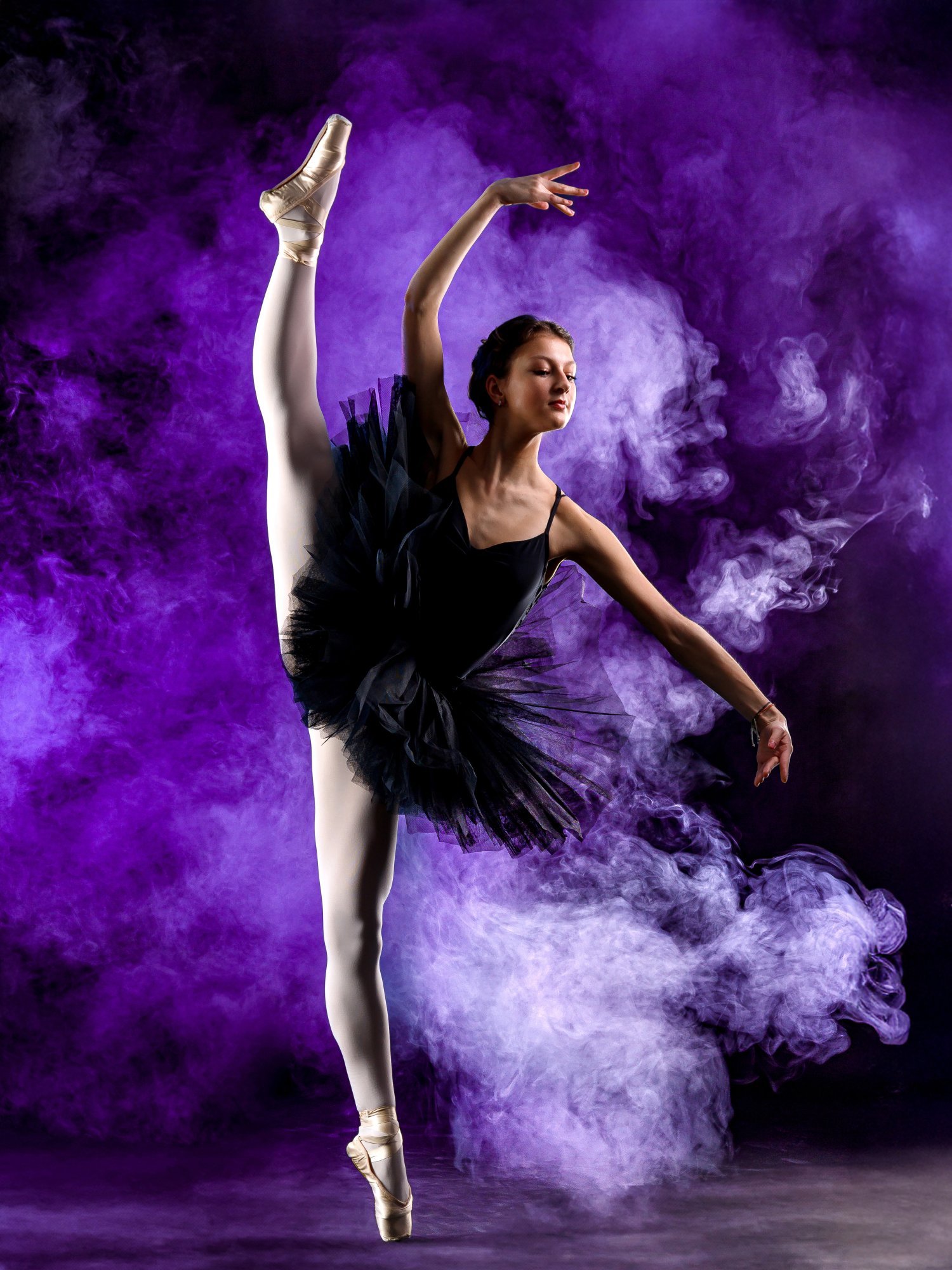 Tanzfotografie Hannover – Ballerina im violetten Rauch