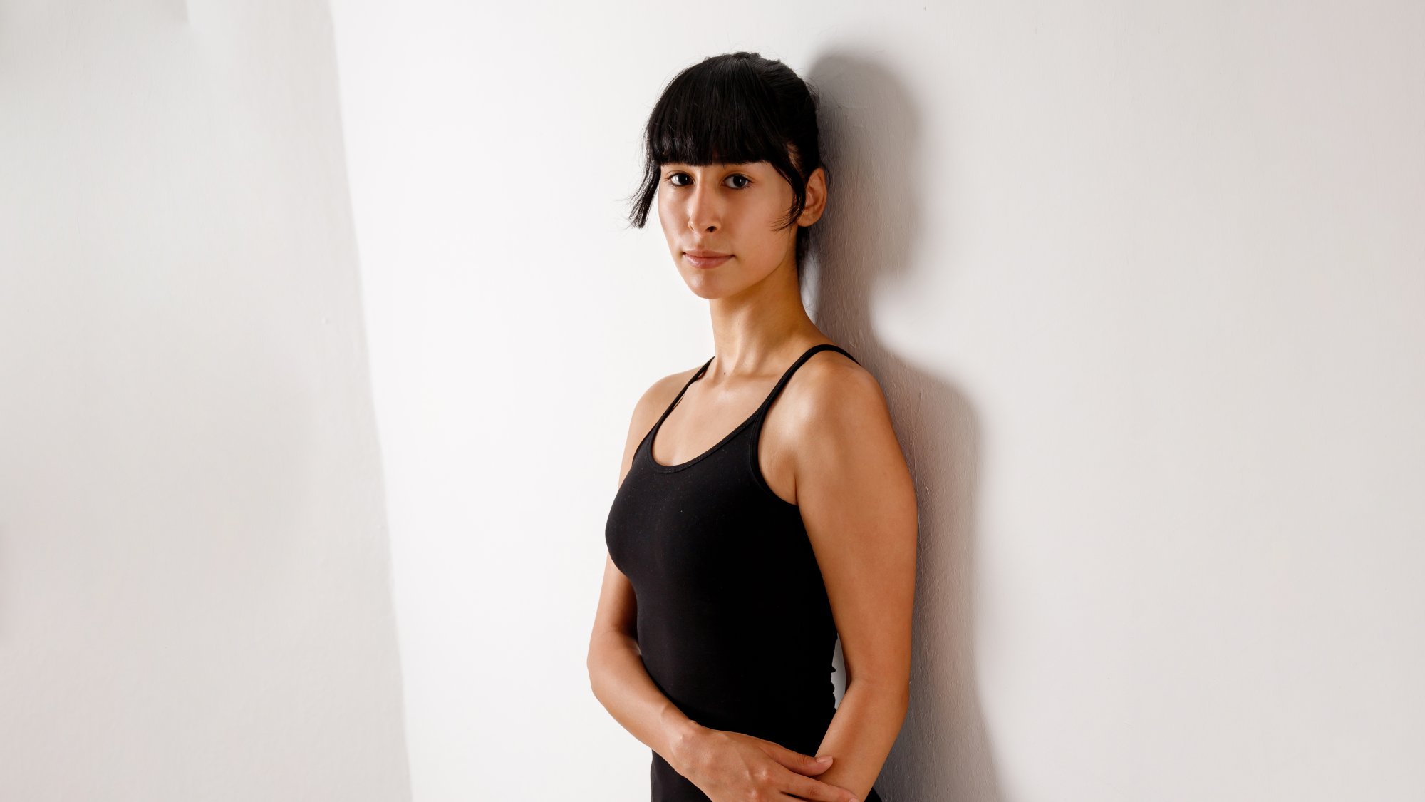 Portraitfotografie Hannover – Frauenportrait an der Wand