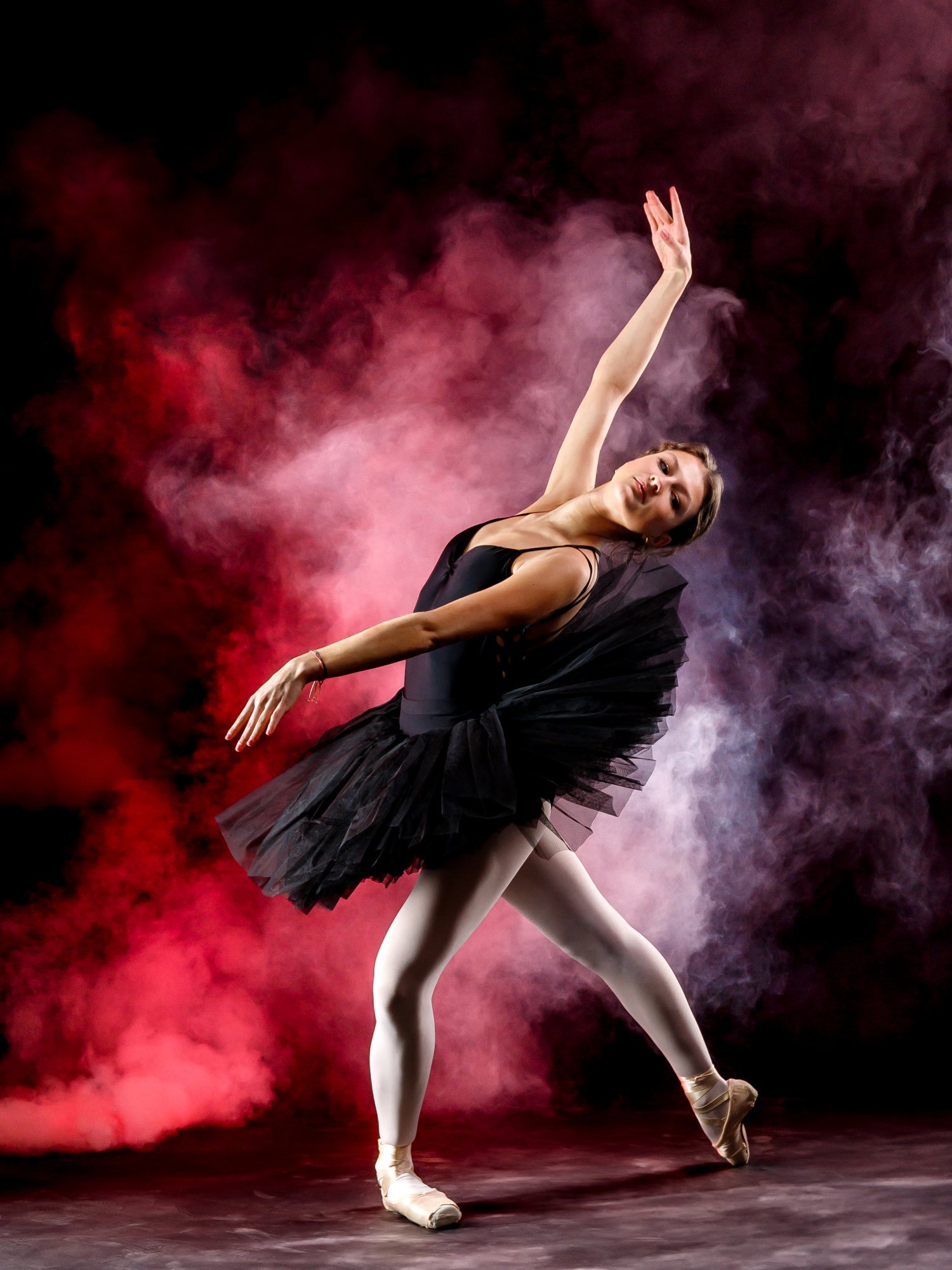 Tanzfotografie Hannover – Ballerina im roten Rauch