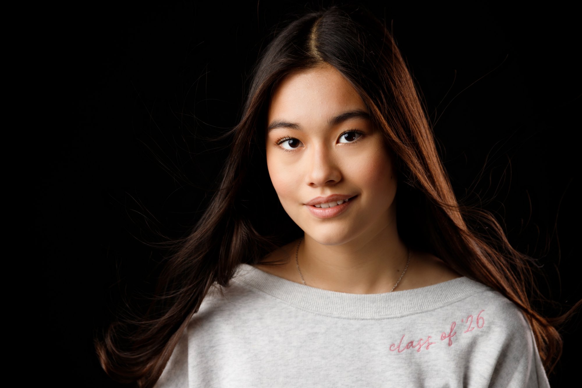 Portraitfotografie Hannover – Mädchen-Portrait vor dunklem Hintergrund