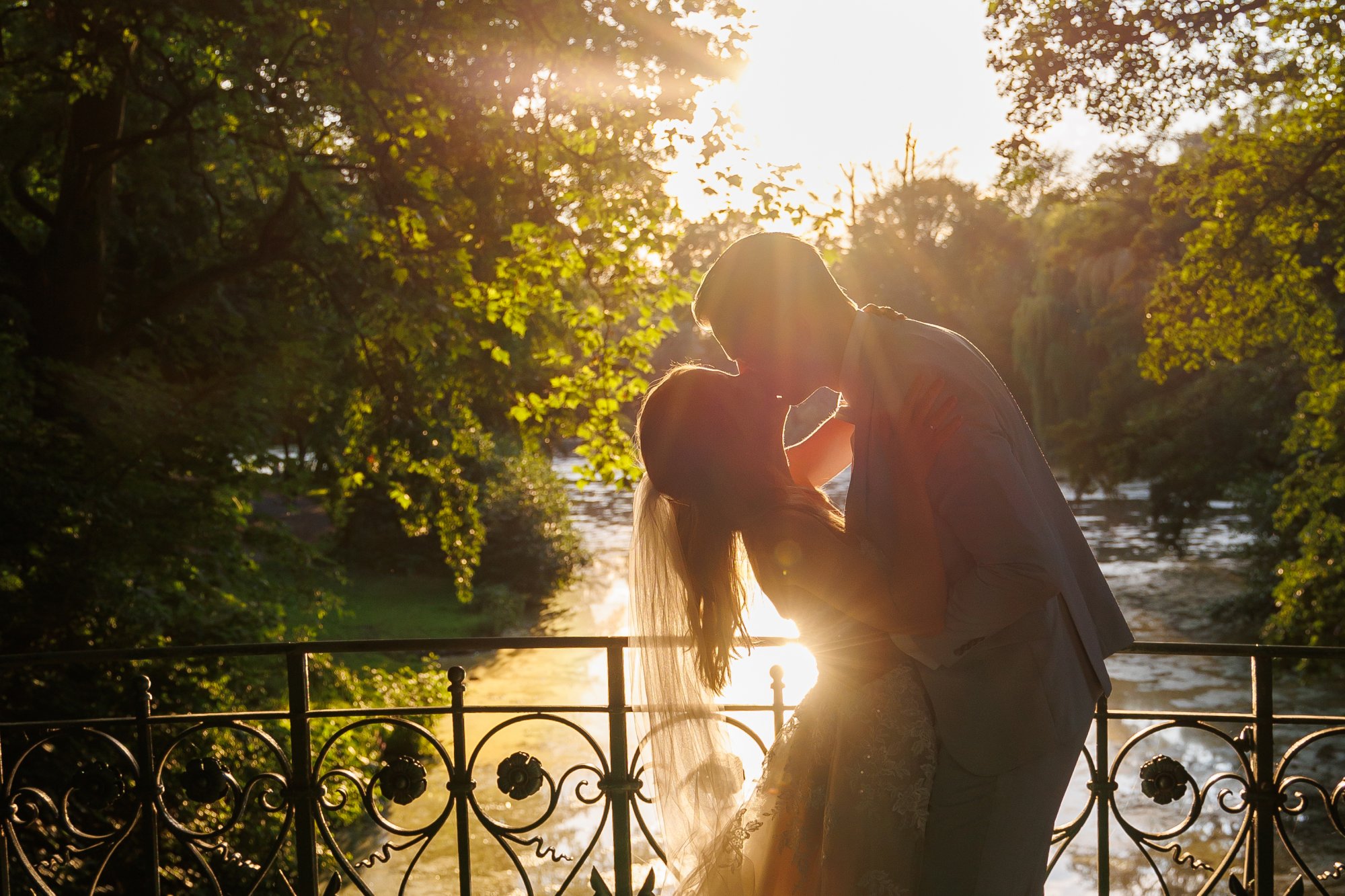 Hochzeitsfotograf Hannover – Brautpaar im Sonnenuntergang auf der Brücke