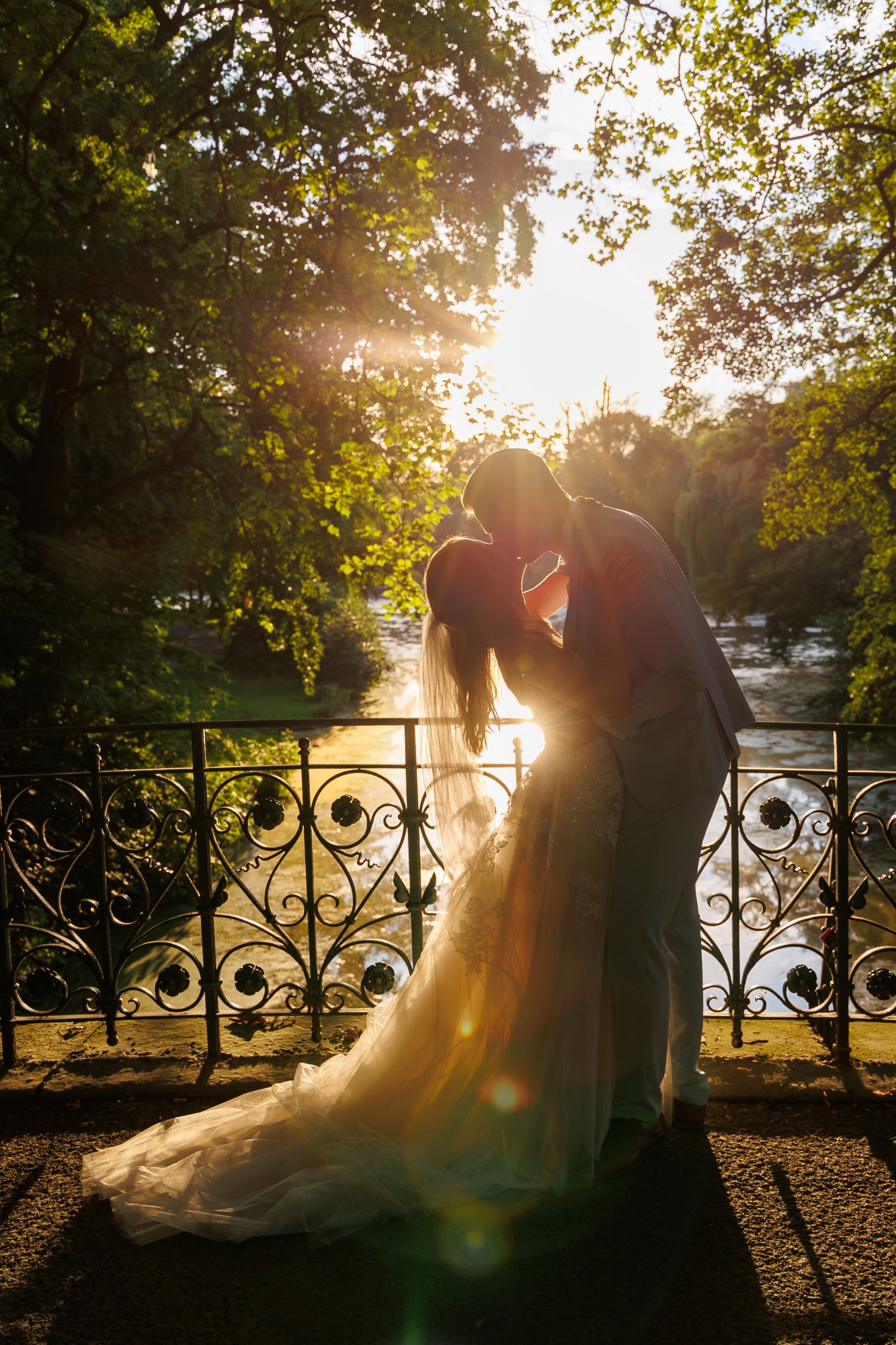 Hochzeitsfotograf Hannover – Brautpaar im Sonnenuntergang auf der Brücke