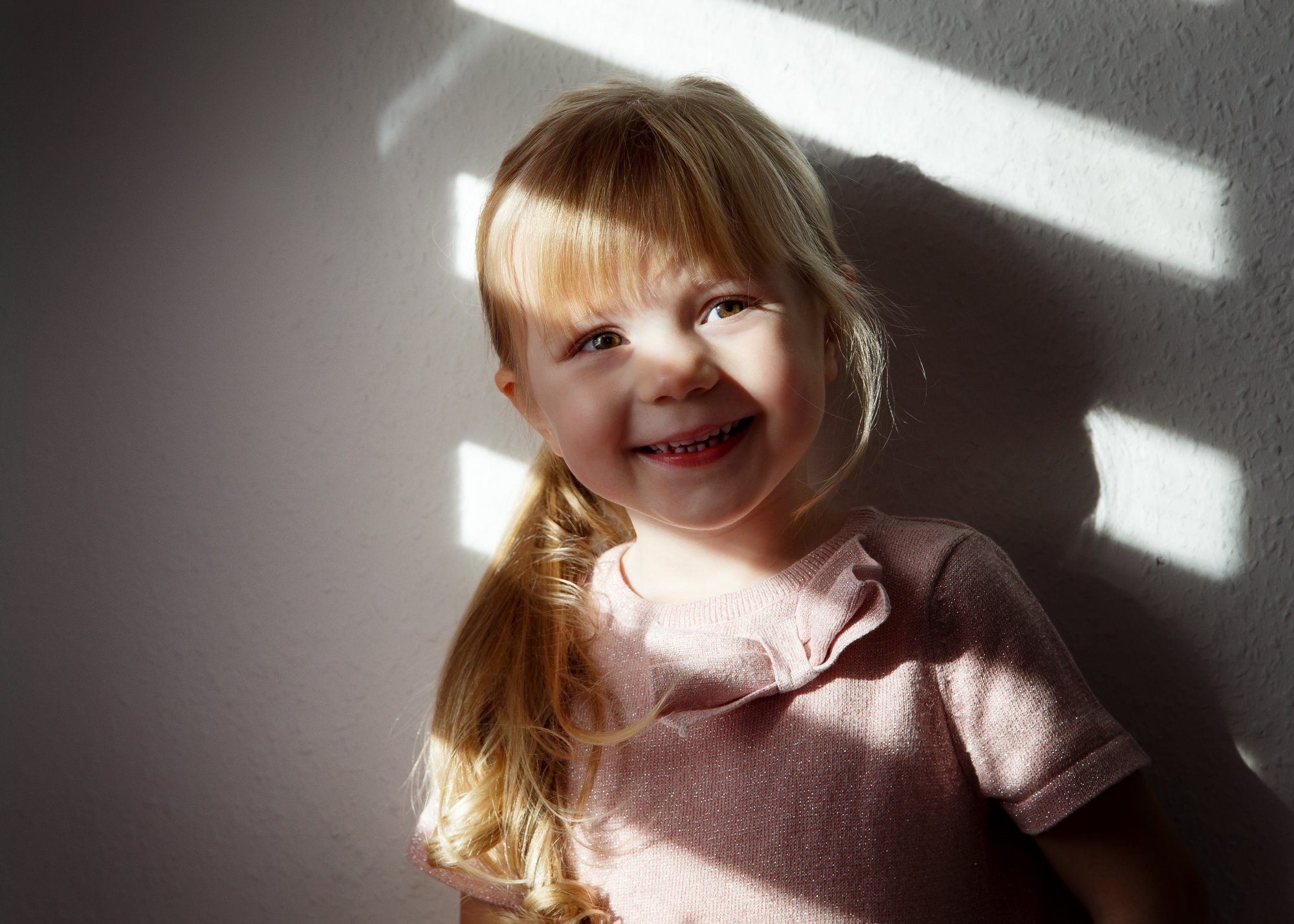Kinderfotografie Hannover – lachendes Mädchen im Sonnenlicht