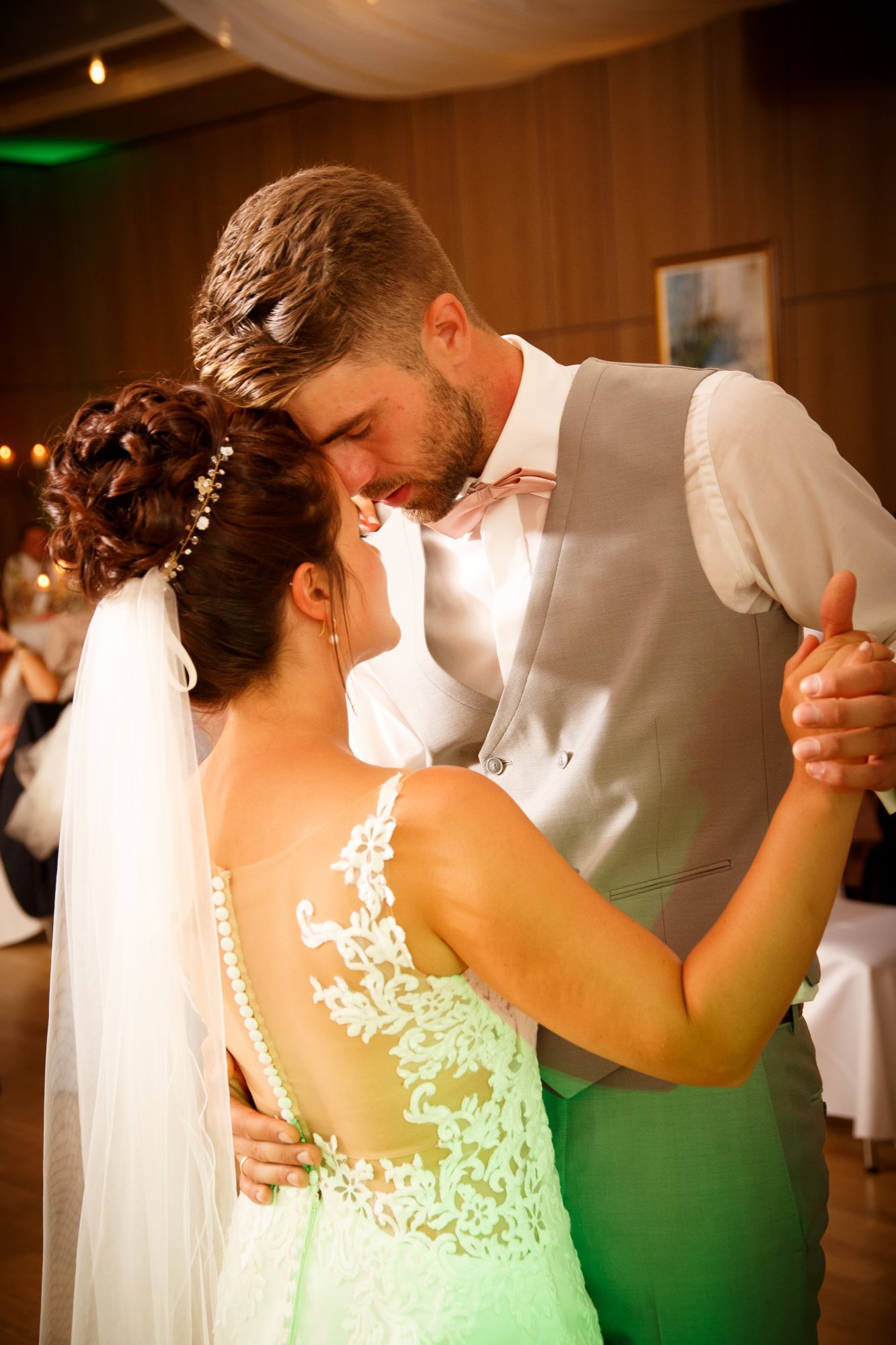 Hochzeitsfotograf Hannover – Brautpaar mit Blumen