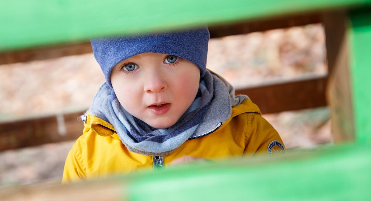 Kinderfotografie Hannover – Junge in der Hütte