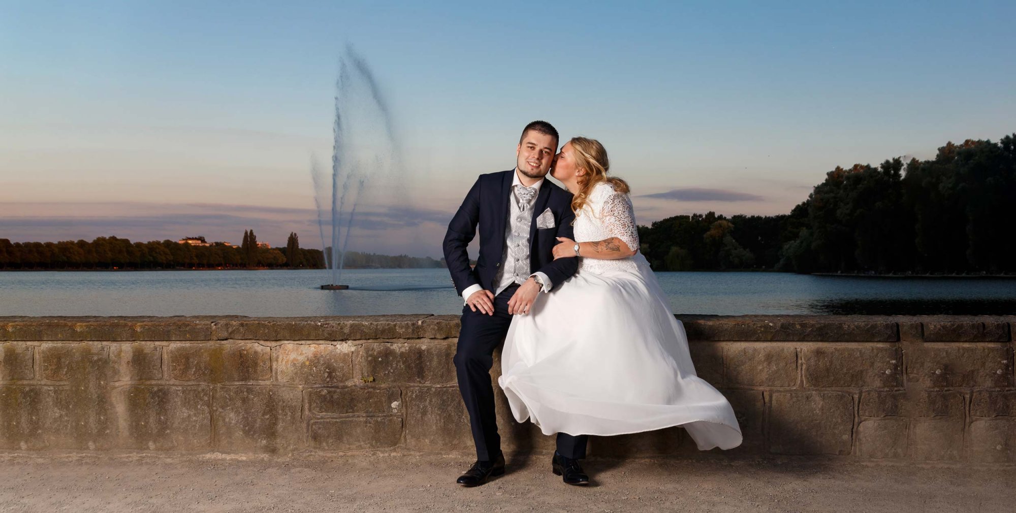Hochzeitsfotografie Hannover – Brautpaar am Wasser bei Sonnenuntergang – RM Media GmbH
