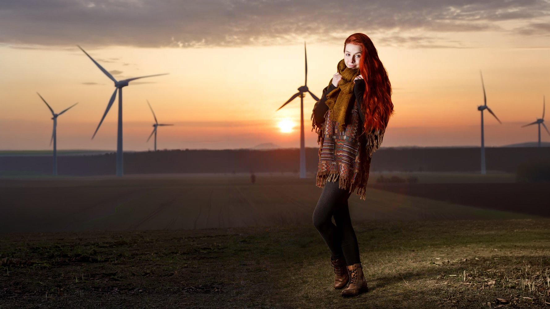 Outdoor-Portrait bei Sonnenaufgang mit Windrädern – RM Media GmbH