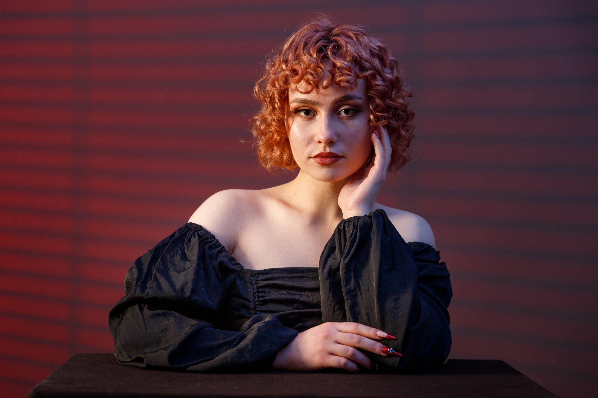 Portraitfotografie Hannover – Frau mit rotem Haar im Studio