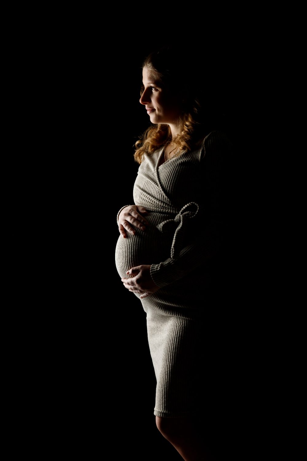 Babybauch-Shooting Hannover – Schwangere im weißen Kleid