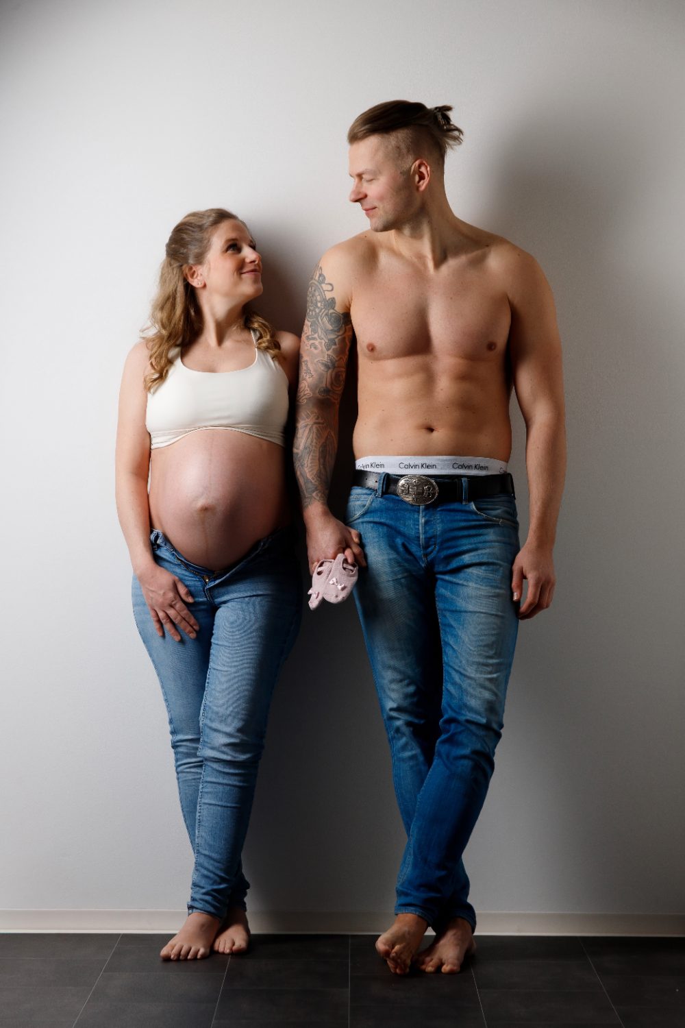 Babybauch-Shooting Hannover – Babybauch mit Tattoos
