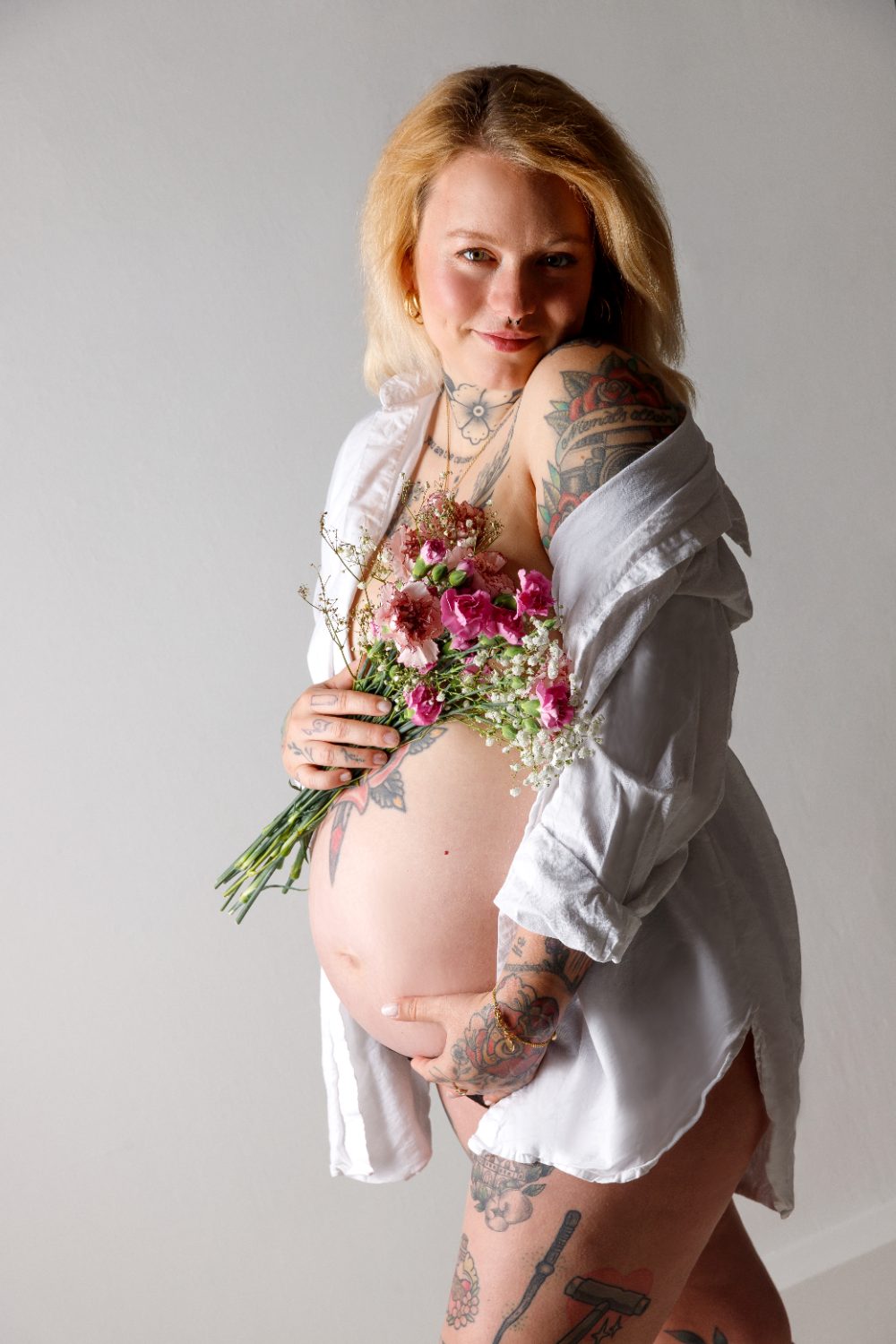 Babybauch-Shooting Hannover – Geschwisterkind lauscht am Babybauch